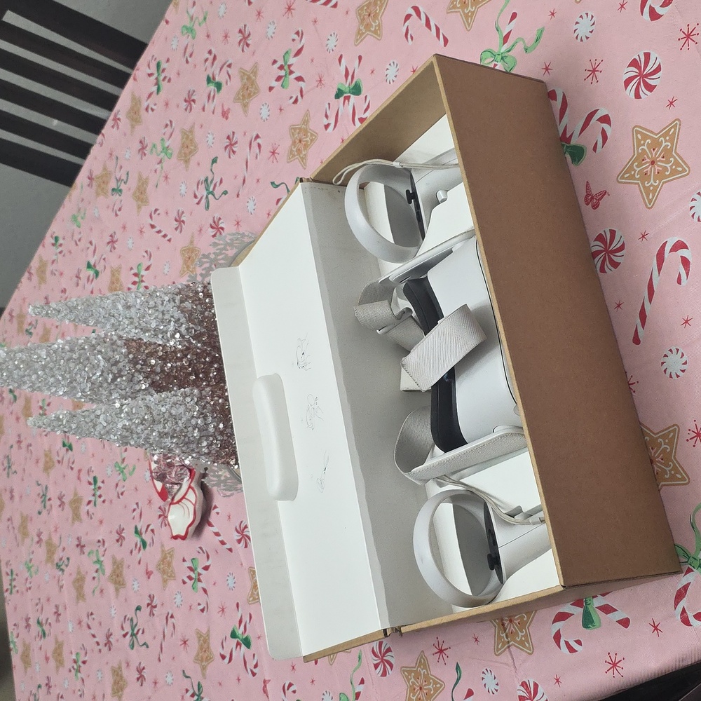 Oculus White VIRTUAL REALITY (VR) Headset with Controllers.